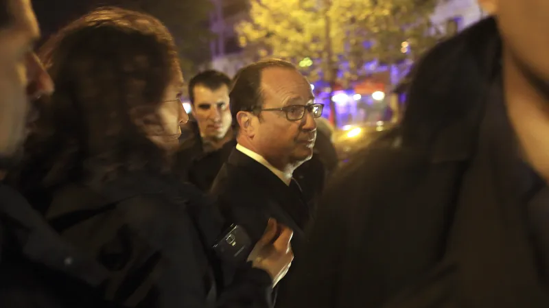 Francois Hollande u koncertní síně Bataclan