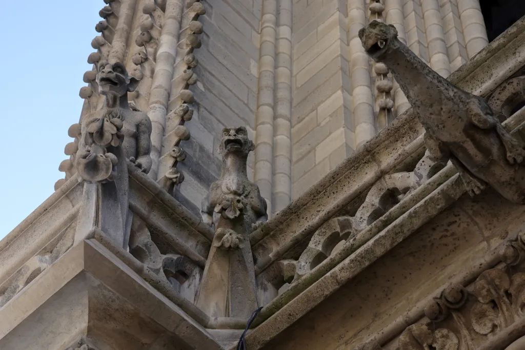 Na rozdíl od bezplatné návštěvy katedrály stojí vstup do věží historického monumentu 16 euro (přibližně 390 korun)