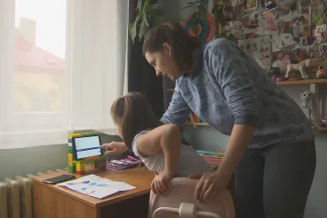 Poslanci chtějí navýšit ošetřovné ze 70 na 80 procent, proti je jen ANO