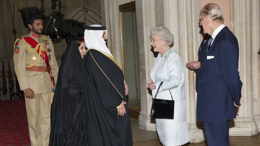 Bahrajnský král Hamad bin Ísá Chálífa a královna Alžběta II. s princem Philipem
