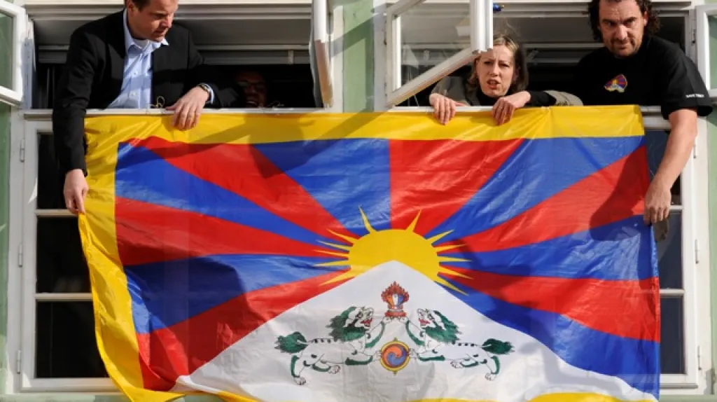 Zelení vyvěšují tibetskou vlajku