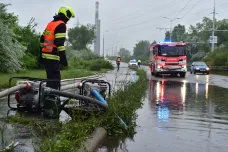 Déšť opět komplikoval dopravu. V Brně hasiči odčerpávali hluboké laguny