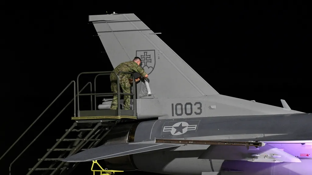 Odhalení slovenského znaku na stíhačce F-16