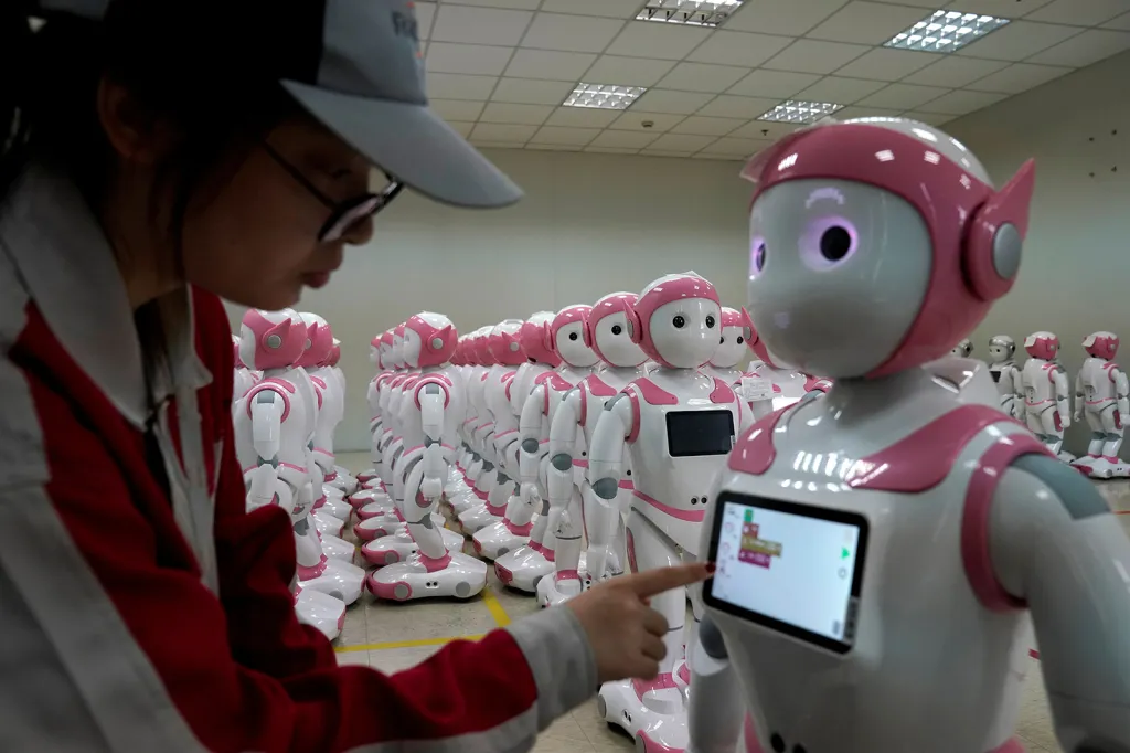 Zaměstnanec společnosti AvatarMind aplikuje poslední úpravy do programu sociálního robota s názvem iPal ve výrobní továrně v čínském městě Suzhou. Humanoid hovoří ve dvou jazycích, zprostředkovává vzdělávací nebo propagační obsah, vypráví vtipy, fotografuje a komunikuje prostřednictvím obrazovky tabletu na hrudníku. Je určen k interakci s dětmi a seniory.