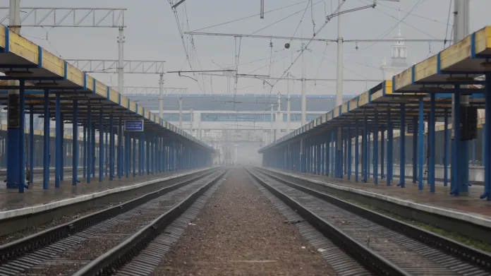 Prázdná železniční stanice v krymském Simferopolu