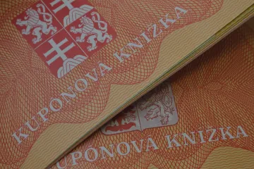 Tehdy, teď... a třicet let. Vzrostly platy i ceny a Češi poznali privatizaci, tunel i bankovní krach