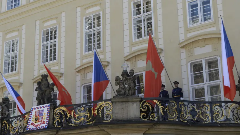 V roce 2015 byly na Pražském hradě vyvěšeny dva husitské prapory jako připomínka 600. výročí smrti mistra Jana Husa.