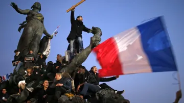 Muž s obří tužkou na pařížském náměstí Republiky během pochodu, v němž statisíce lidí demonstrovaly za právo na svobodu slova, názoru, tisku