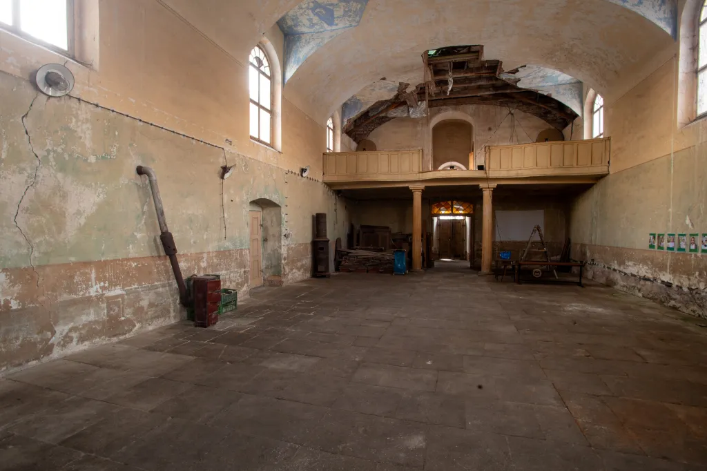 Pozdně barokní modlitebna se začala stavět v roce 1786, později podstoupila přestavbu na kostel klasicistní podoby