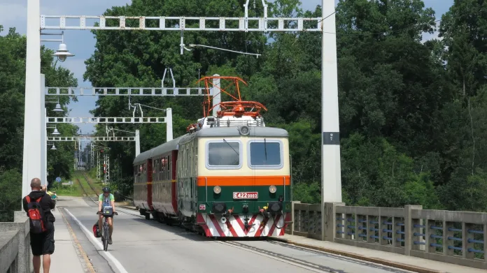 Původní Křižíkovy motorové vozy nahradily v 50. letech nové lokomotivy. Dnes jsou už i ony k vidění jen při historických jízdách.