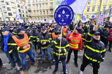 „Vy slibujete, my sloužíme.“ Policisté a hasiči protestovali proti nízkým platům