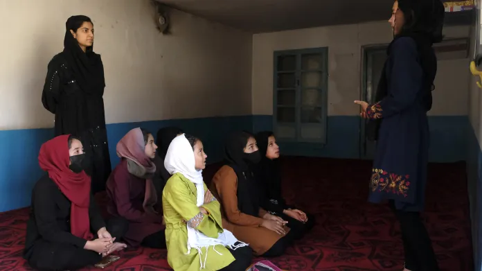 Dívky při utajené výuce v Kábulu