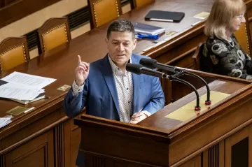 Návrh změn televizních a rozhlasových poplatků není hotový, řekl Nacher