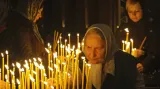 Obyvatelé Moskvy zapalují svíčky na počest mrtvých