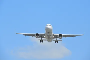 Za zpožděný let z dovolené můžou cestující dostat kompenzaci