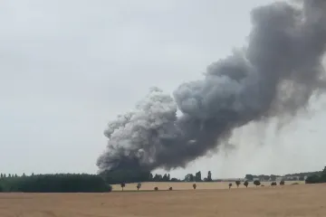 Požár skladu baterií v Tursku u Prahy dostali hasiči pod kontrolu až po osmi hodinách