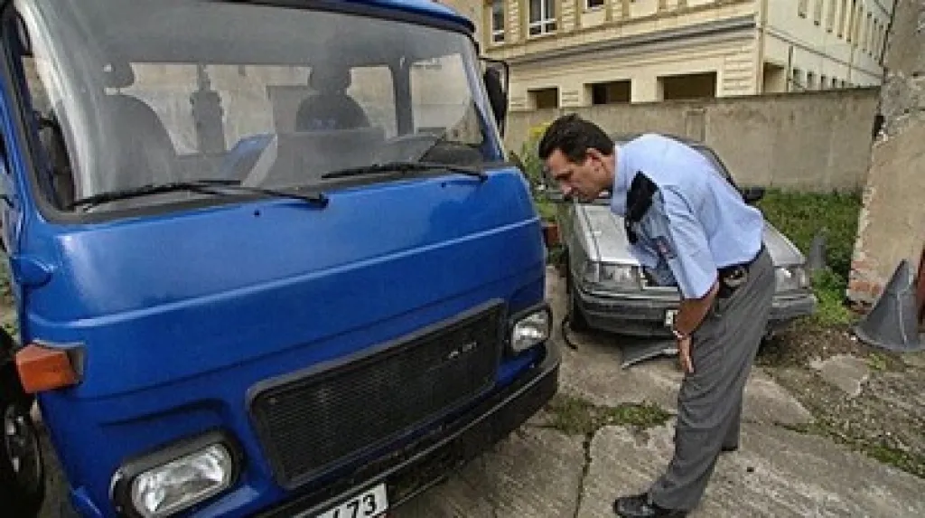 Policista zkoumá ukradenou Avii