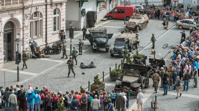 Rekonstrukce boje o spořitelnu v Turnově z května 1945