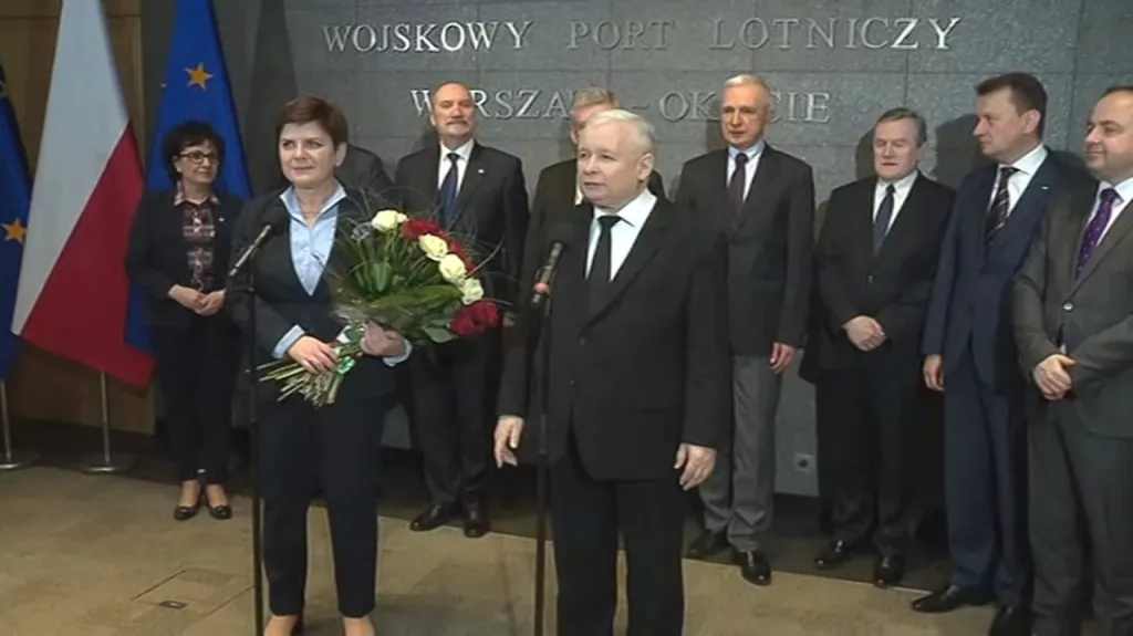 Szydlovou přivítal na letišti Kaczyński s kyticí