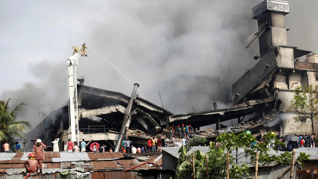Zničená budova balírny v Bangladéši
