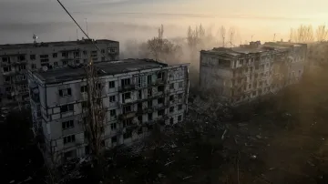 Poškozené obytné budovy ruskými útoky ve městě Orichiv