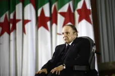 „Neviditelný“ prezident Buteflika ustupuje. Hrozí, že se moci v Alžírsku chopí armáda nebo islamisté