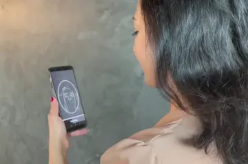 S očkovacími pasy by se dalo cestovat či chodit na zápasy. V Británii už je testují