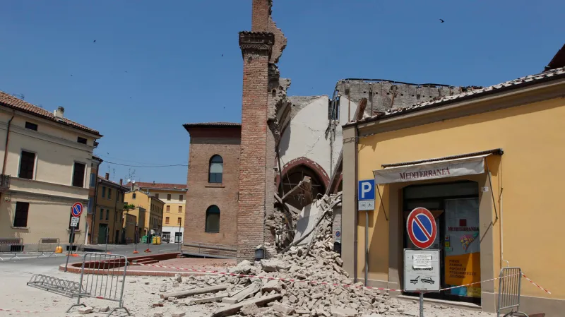 Kostel svatého Františka v Mirandole zničený zemětřesením
