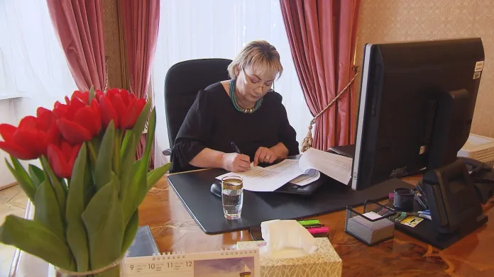 Ivana Zemanová ve své kanceláři