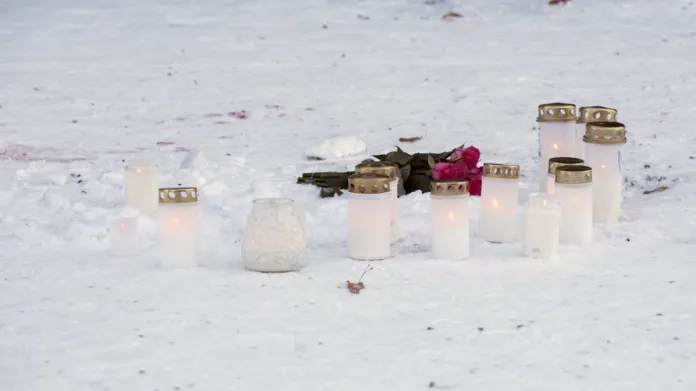 Svíčky před obchodem Vuoksenvahti ve finském městě Imatra, kde byly zastřeleny tři ženy