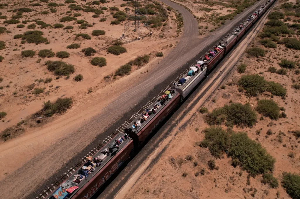 Nákladní vlak s lidmi na střeše nákladních vagónů u Ciudad Juarez