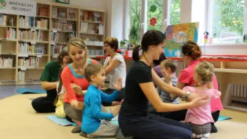 Týna z Jogínků předcvičovala dětem v knihovně
