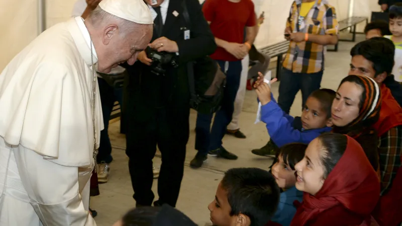 Papež s běženci na Lesbu