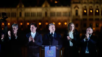 Péter Magyar (uprostřed) po volebním vítězství