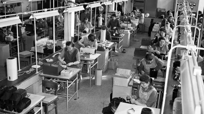 Montáž spotřebičů po zavedení práce na pásech v Elektro-Praga (později ETA) v roce 1962 v Hlinsku