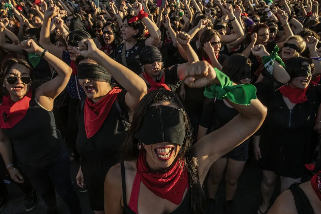 Nominace v sekci fotografický soubor: Fabio Bucciarelli se souborem The Rebellion Against Neoliberalism (Rebélie proti neoliberalismu). Chile prošlo v loňském roce největšími občanskými nepokoji ve své moderní historii. Hlavním důvodem protestů byla kritika vlády proti ekonomické nerovnosti v zemi