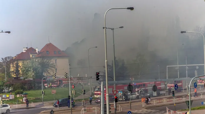 V areálu nemocnice Bulovka hořela bývalá kancelář