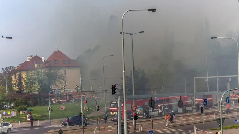 V areálu nemocnice Bulovka hořela bývalá kancelář