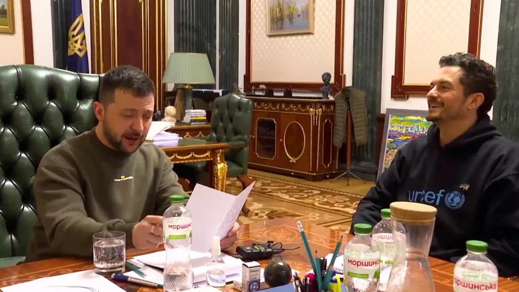 Volodymyr Zelenskyj a Orlando Bloom při setkání na Ukrajině