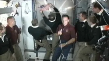 Astronauti z Atlantisu nechali na ISS americkou vlajku