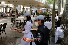 Evropa i svět uvolňují koronavirová opatření, turisté ve Španělsku nebudou muset do karantény