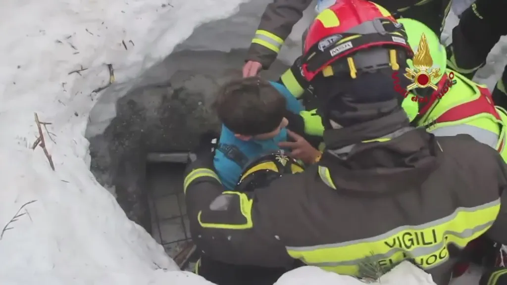 Záchranáři našli v zasypaném italském hotelu osm živých lidí