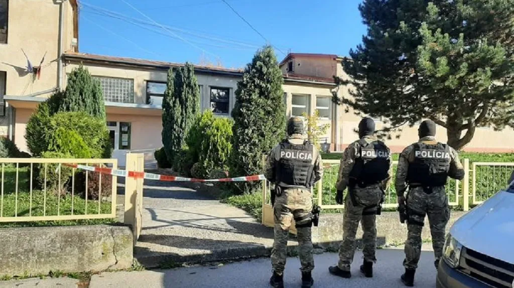 Zásah slovenské policie na gymnáziu v Novákách