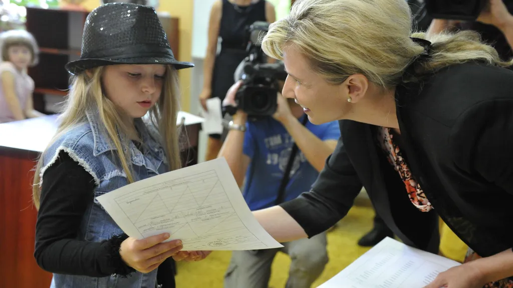 Ministryně školství Kateřina Valachová předala v Brně vysvědčení