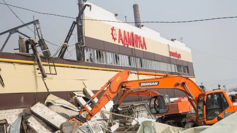 Trosky shořelého obchodního domu