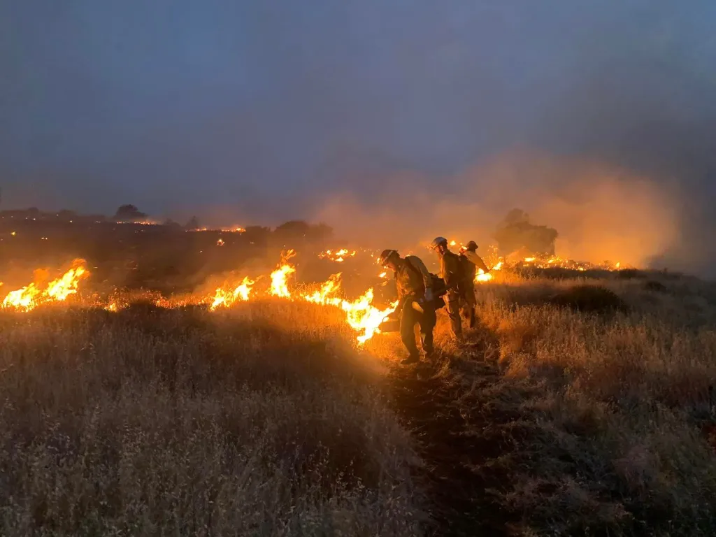 Hasiči bojují s rozsáhlými požáry v kalifornské Santa Barbaře