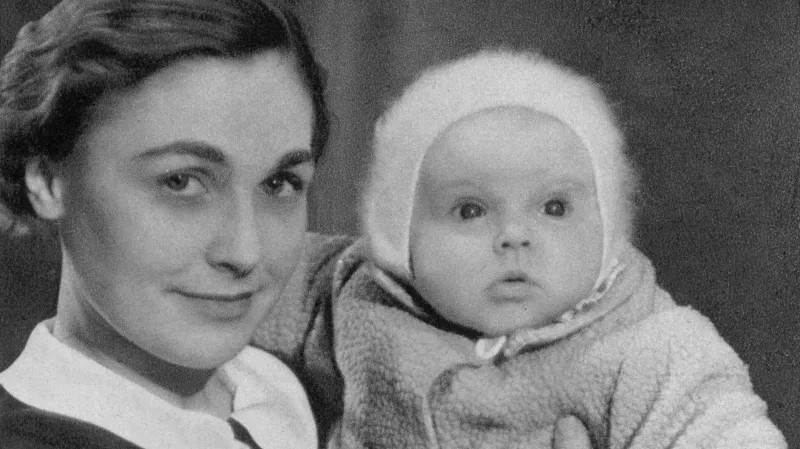 Herečka Elena Hálková Štěpánková s dcerou Janou (1935)