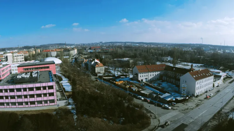 Budova Komerční banky ve Vysočanech (vlevo)