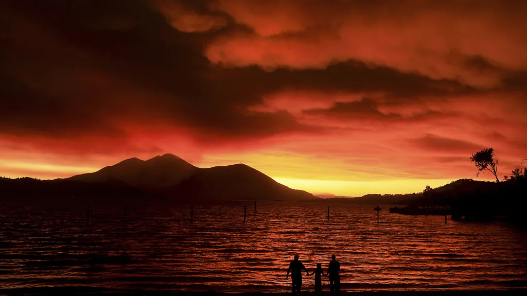 Evakuovaní Američané sledují zdálky požáry