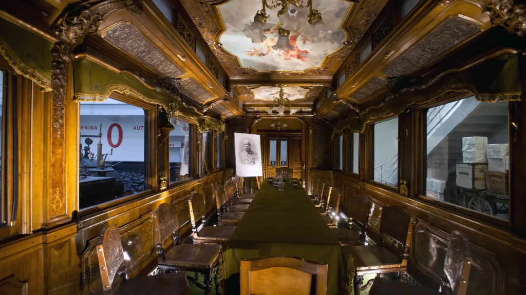 Jídelní vůz, vyrobený pro císaře Františka Josefa I. ve vagónce Františka Ringhoffera na Smíchově.